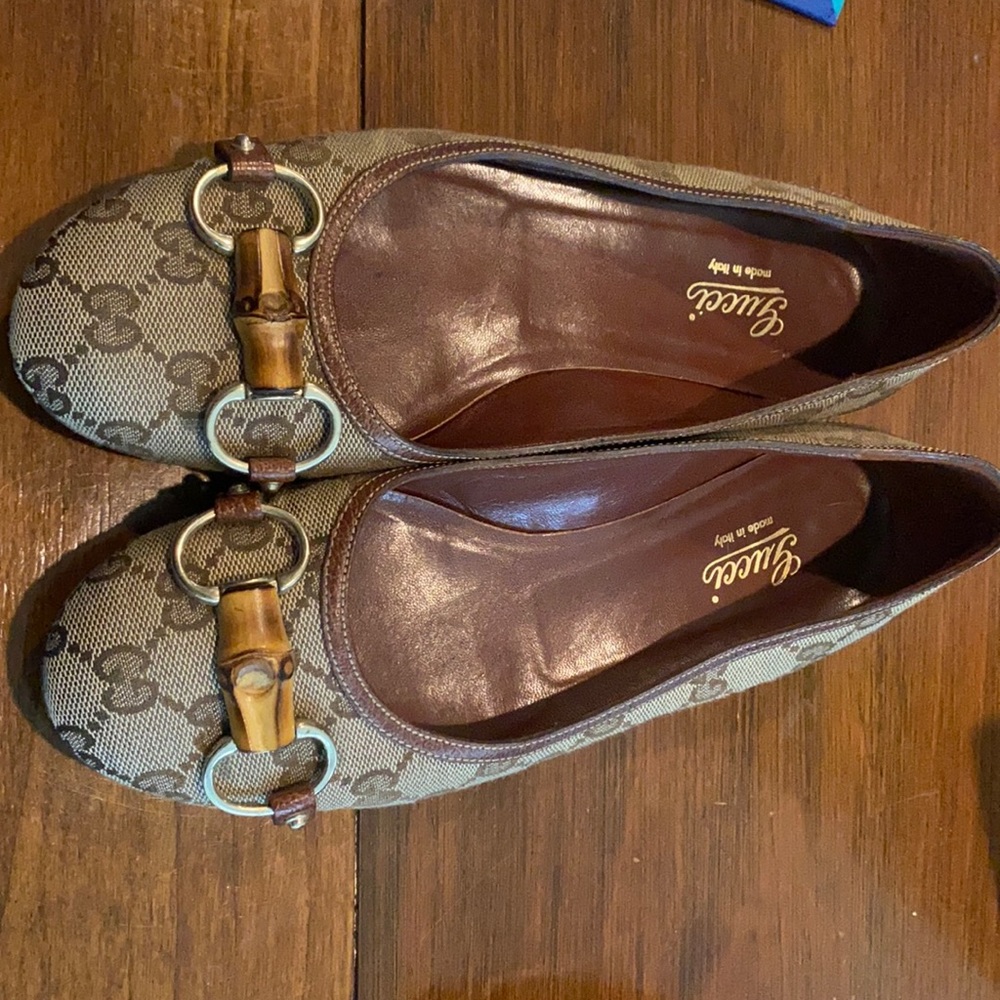 WOMENS SIZE 7.5B GUCCI FLATS